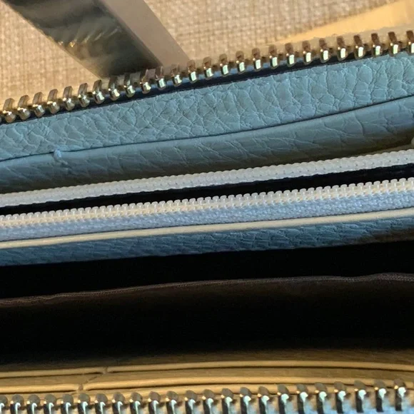 Gucci Pale Green Leather Zip Wallet with Tassel - Picture 6 of 14